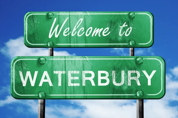 Señal de carretera verde vintage waterbury con fondo de cielo azul —  Fotos de Stock