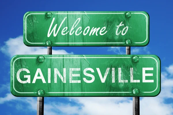 Gainesville vintage zöld út jel-a kék ég háttér — Stock Fotó
