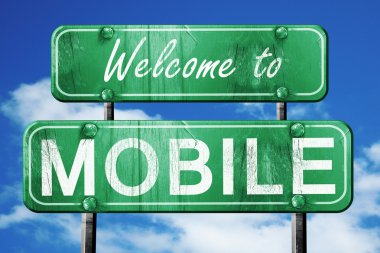 Mobil vintage yeşil yol işareti mavi gökyüzü arka plan ile