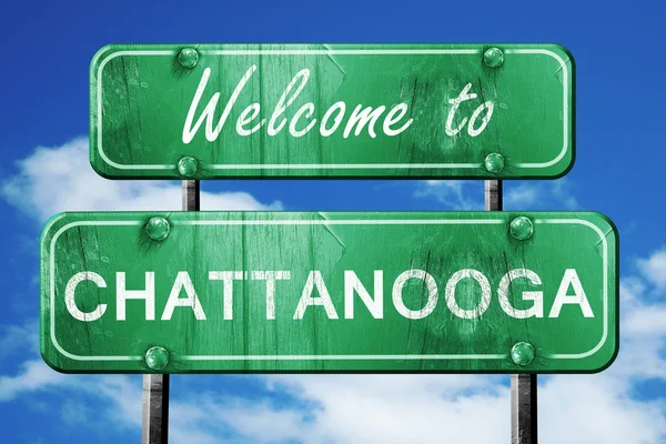 Chattanooga vintage green road sign with blue sky background — Stock Photo, Image