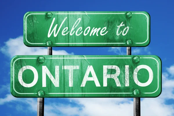 Ontario vintage yeşil yol işareti mavi gökyüzü arka plan ile — Stok fotoğraf