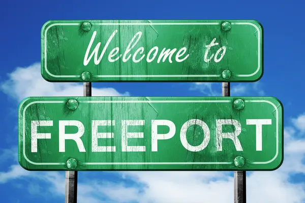 Freeport vintage green road sign with blue sky background — Stock Photo, Image