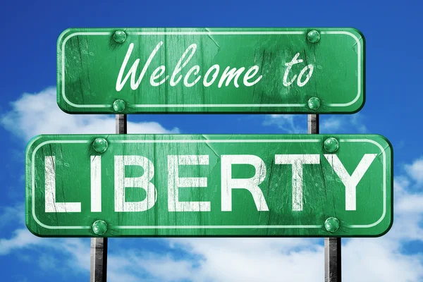 Liberty vintage grön vägskylt med blå himmel bakgrund — Stockfoto