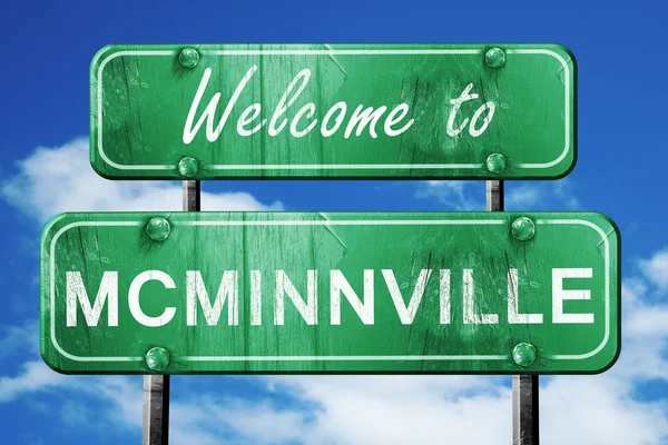 McMinnville vintage zöld út jel-a kék ég háttér — Stock Fotó