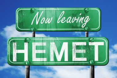 Hemet, yeşil vintage yol işaret ile kaba yazı bırakarak