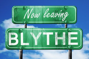 Blythe, yeşil vintage yol işaret ile kaba yazı bırakarak