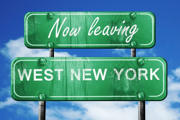 ออกจากนิวยอร์กตะวันตก ป้ายถนนวินเทจสีเขียวที่มีตัวอักษรหยาบ — ภาพถ่ายสต็อก