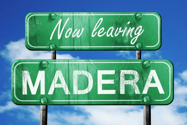 Madera, yeşil vintage yol işaret ile kaba yazı bırakarak