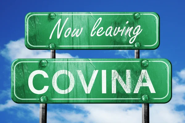 Kaba harflerle covina, yeşil vintage yol işareti bırakarak