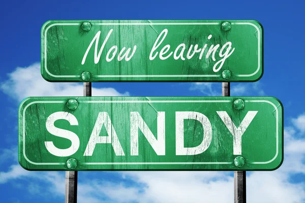 Kaba yazı ile kumlu, yeşil vintage yol işareti bırakarak