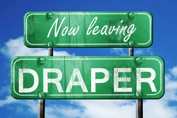 Bırakarak draper, yeşil vintage yol işareti kaba yazı ile