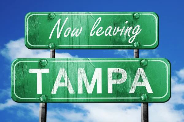 Tampa, yeşil vintage yol işaret ile kaba yazı bırakarak