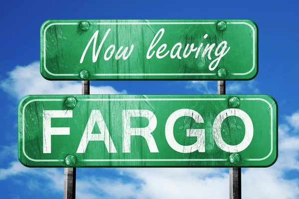 Fargo, yeşil vintage yol işaret ile kaba yazı bırakarak