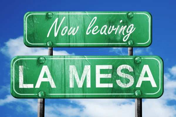 La mesa, yeşil vintage yol işaret ile kaba yazı bırakarak