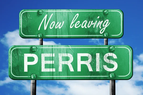 Perris, yeşil vintage yol işaret ile kaba yazı bırakarak