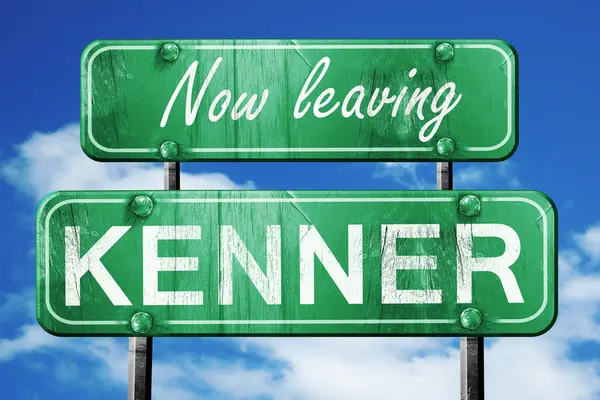 Kenner, yeşil vintage yol işaret ile kaba yazı bırakarak