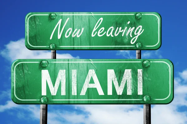 Miami, yeşil vintage yol işaret ile kaba yazı bırakarak