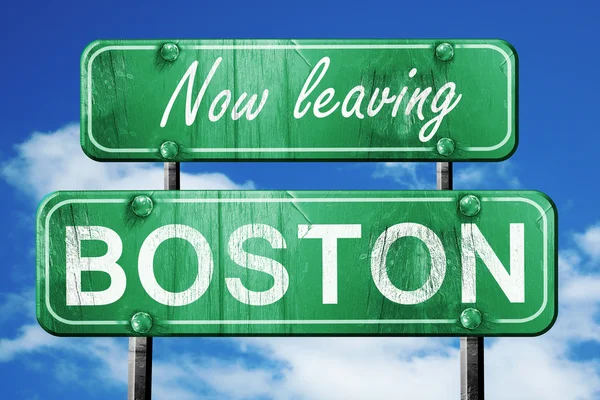 ออกจากบอสตัน ป้ายถนนวินเทจสีเขียวที่มีตัวอักษรหยาบ — ภาพถ่ายสต็อก