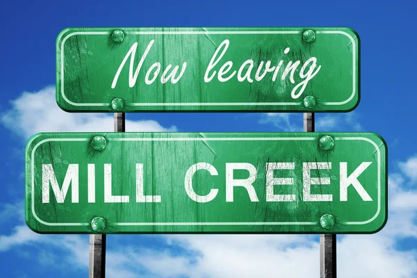 Mill creek, yeşil vintage yol işaret ile kaba yazı bırakarak