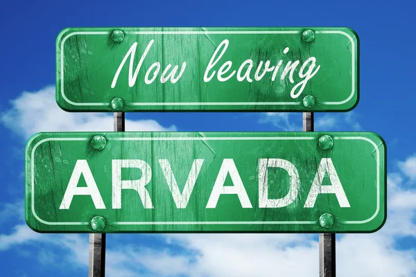 Arvada, yeşil vintage yol işaret ile kaba yazı bırakarak