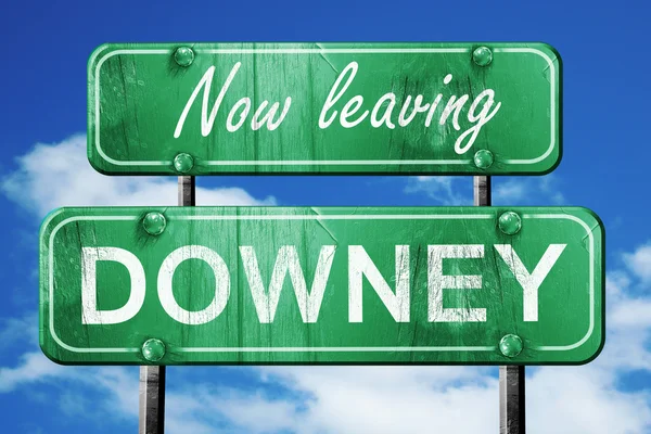 Downey, yeşil vintage yol işaret ile kaba yazı bırakarak