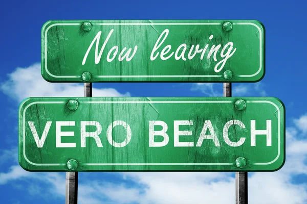 Vero beach, yeşil vintage yol işaret ile kaba yazı bırakarak