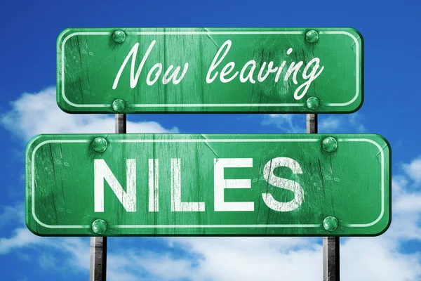 Niles, yeşil vintage yol işaret ile kaba yazı bırakarak