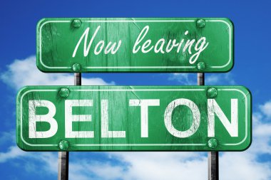 Belton, yeşil vintage yol işaret ile kaba yazı bırakarak