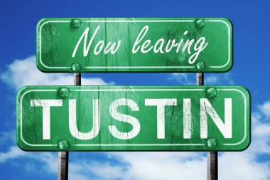 Tustin, yeşil vintage yol işaret ile kaba yazı bırakarak