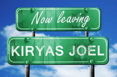 Kiryas kaba letterin ile joel, yeşil vintage yol işaret bırakarak