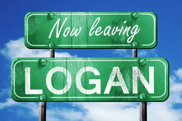 Logan, yeşil vintage yol işaret ile kaba yazı bırakarak
