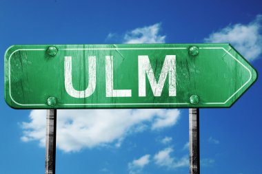 Ulm yol işaret, vintage bulutlar arka plan ile yeşil