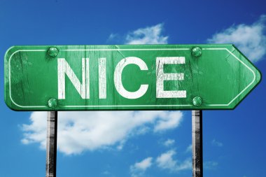 güzel yol işaret, vintage bulutlar arka plan ile yeşil