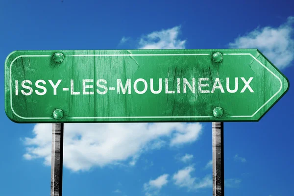 Znak drogowy Issy-les-moulineaux, vintage zielony z backgro chmury — Zdjęcie stockowe