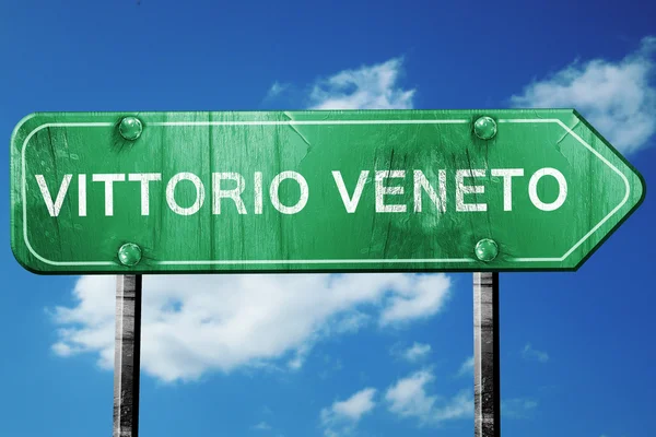 维托里奥 · 威尼托路标，老式绿色与云朵背景 — 图库照片