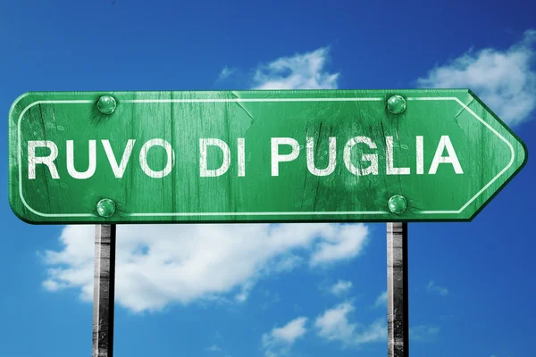 Ruvo di puglia cartello stradale, verde vintage con nuvole sullo sfondo — Foto Stock