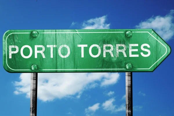 Porto torres verkeersbord, vintage groen met wolken achtergrond — Stockfoto