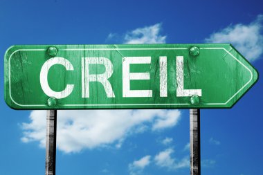 Creil yol işaret, vintage bulutlar arka plan ile yeşil