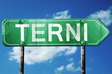 Terni yol işaret, vintage bulutlar arka plan ile yeşil