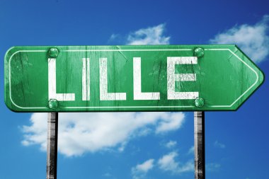 Lille yol işaret, vintage bulutlar arka plan ile yeşil