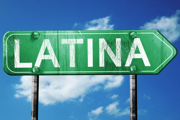 Latina Straßenschild, vintage grün mit Wolken Hintergrund — Stockfoto