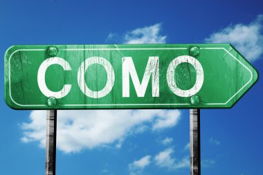 Como yol işaret, vintage bulutlar arka plan ile yeşil