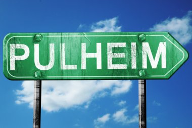 Pulheim yol işaret, vintage bulutlar arka plan ile yeşil