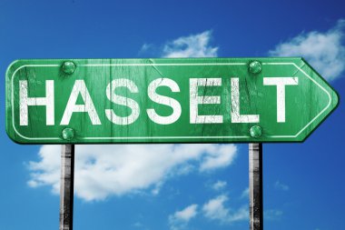 Hasselt yol işaret, vintage bulutlar arka plan ile yeşil