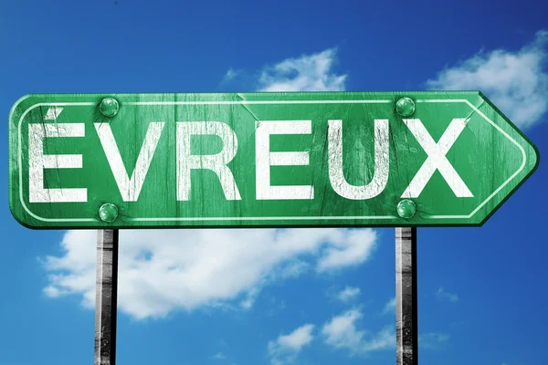 Дорожный знак Evreux, винтажный зеленый с облачным фоном — стоковое фото