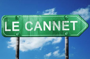 Le cannet yol işaret, vintage bulutlar arka plan ile yeşil