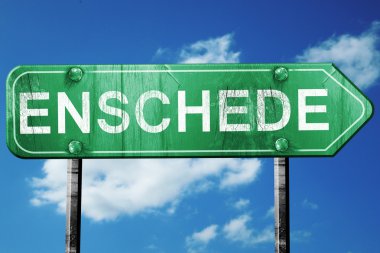 Enschede yol işaret, vintage bulutlar arka plan ile yeşil