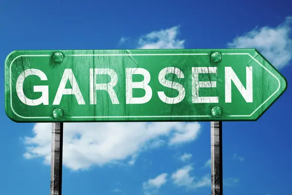Garbsen дорожний знак, vintage зелений з фоном хмари — стокове фото
