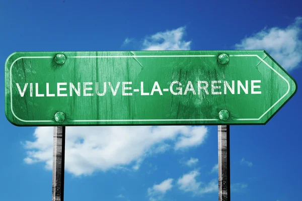 Villeneuve-la-garenne sinal de estrada, verde vintage com nuvens backg — Fotografia de Stock