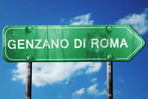 Genzano di 罗姆人道路标志，老式绿色与云朵背景 — 图库照片